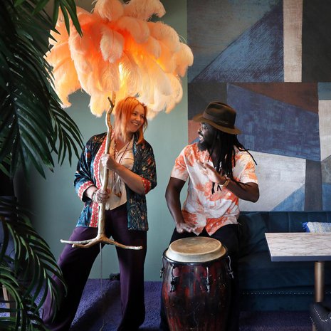 Sanna ja Gildas vitsailevat, että he ovat syntyneet päinvastaisiin maihin: Sannalle mikään kuumuus ei ole liikaa, mutta Gildas kärsii kuumuudesta nopeasti. Sannasta Beninin eloisuus ja iloisuus tuntuvat tutulta, mutta Gildas hakeutuu välillä yksin rannalle ja on luonnon keskellä hiljaa.