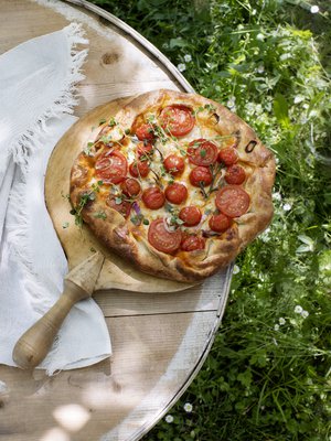 Galette saa viimeisen silauksen tuoreista yrteistä.