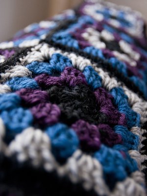 Isoäidinneliöistä tehdään usein peittoja, mutta istuinalustoja ja bikineitäkin niistä on tehty!