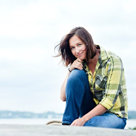 Kirjailijan esikoisromaani kertoi lapsuudesta alkoholiperheessä. 