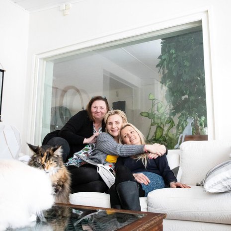 Tiina, Eve ja Anu Hietamiehen yhteinen Whatsapp-ryhmä laulaa päivittäin. Ryhmän nimi on yhä Äidin asiat. ”Järjestelimme ryhmässä myös äidin kauppakäyntejä, postin hakuja ja muita apua vaativia juttuja viime vuosina. Nimi on säilynyt  samana”, Tiina kertoo.