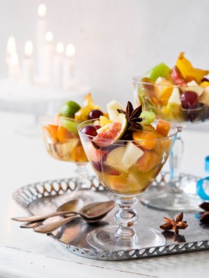 Raikkaassa hedelmäsalaatissa on talvisia mausteita.