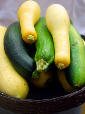 Jos kesäkurpitsasta ei jaksa juuri nyt kokata, sitä voi myös pakastaa.