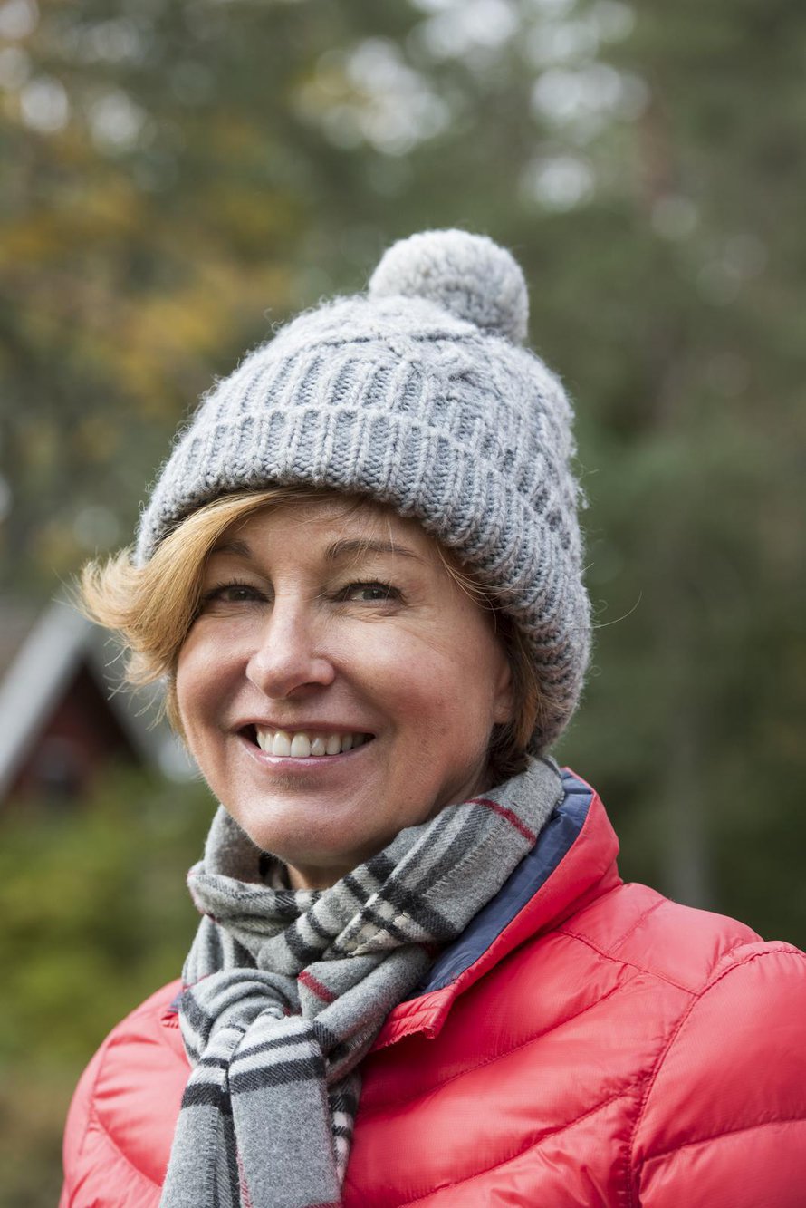 ”Minulla ei ole missään vaiheessa ollut mitään ongelmaa olla tavallaan vanhempieni varjossa. Se ei ole tuntunut vaikealta lapsena, ei nuorena aikuisena eikä keski-ikäisenä. En ole kokenut ollenkaan, että minun pitäisi olla yhtä kirkas kuin he”, Assi Koivisto-Allonen sanoo.