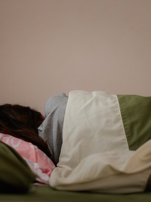 Eniten hiusta kuluttaa tiukka nuttura, jossa hiuslenkki hankaa hiuksen pintaa monesta kohtaa.