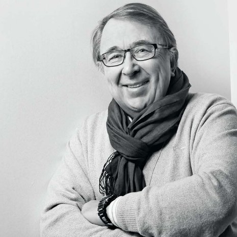 68-vuotias filosofian professori emeritus Timo Airaksinen julkaisi juuri kirjan Halun vallassa – onnellisuutta etsimässä. Hänestä suomalainen onni on luminen mäntymetsä omakotitalon ikkunassa. ”Mutta mihin se riittää tässä pahassa maailmassa?” hän kysyy.