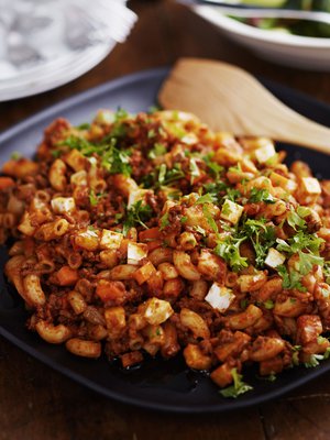 Makaronin ja jauhelihan sekoitus vie makumuistoissa 1980-luvulle. Hyvää yhä!