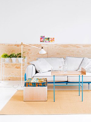 Ennen. T&auml;m&auml;n olohuoneen tunnelma on kylm&auml;hk&ouml;, sill&auml; v&auml;ri&auml; ja l&auml;mp&ouml;&auml; tuovia v&auml;rej&auml; ja tekstiilej&auml; on niukasti. Monesta kodista l&ouml;ytyy beige sohva &ndash; ja hyv&auml; niin, sill&auml; se on helppo pirist&auml;&auml; lis&auml;&auml;m&auml;ll&auml; v&auml;ri&auml;.