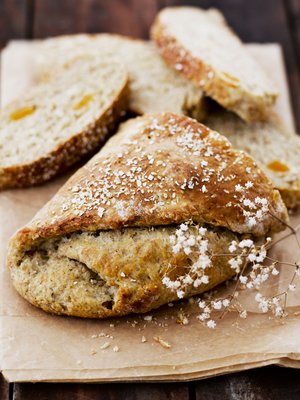 Aprikoosisattumat tekevät tästä leivästä mehevän.