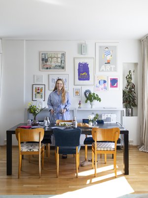 Kun edellinen raitamekko kuluu loppuun, Sanna Mander hankkii aina seuraavan. Kodin seinällä on omien töiden lisäksi taidetta Marika Maijalalta, John McKieltä, Rami Niemeltä, Robin Ellisiltä, Anja Reposelta. 