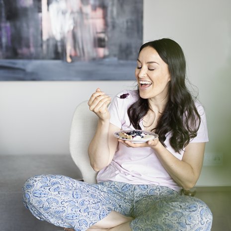 ”Gluteeniton leivonta voi olla vaikeaa, jos haluaa leipoa esimerkiksi kuohkeita pullia, mutta tämän piirakan murotaikinapohja onnistuu aina”, Jasmin Hamid lupaa.