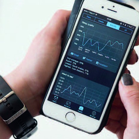 Talvella nukuin huonommin kuin keväällä, Emma näkee puhelimesta. Nukkumaanmeno ennen kello 23:a on onnistunut hyvin.