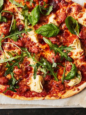 Kun pizzataikinan jättää reilusti löysäksi, voi vaivaamisenkin unohtaa. Tuloksena on silti rapea pohja.