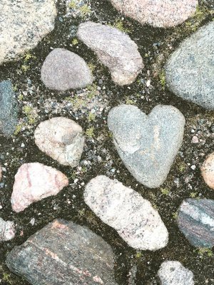 Viivi bongasi sydämen muotoisen kiven kesälomareissullaan.