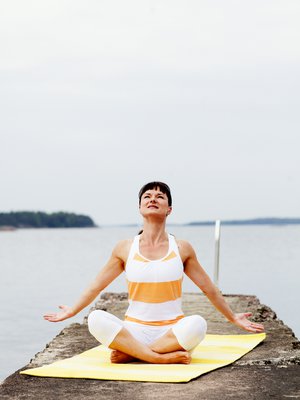 Vie lavat mahdollisimman lähelle toisiaan ja hengitä samalla nenän kautta sisään.