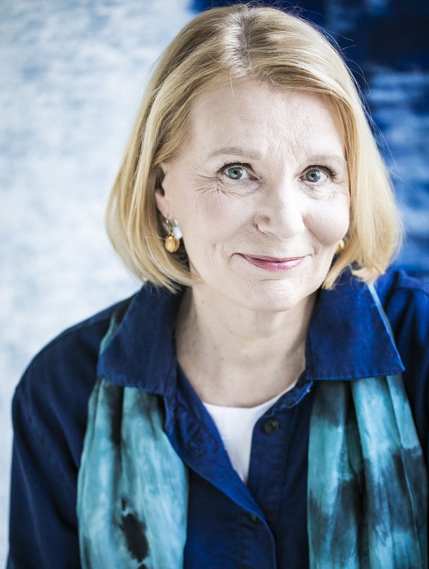 Heidi Köngäs julkaisi ensimmäisen kirjansa 45-vuotiaana. Hän on kirjoittanut kehuttuja romaaneja isoäidistään ja äidistään.