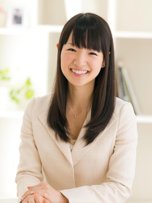 Japanilainen Marie Kondo, 31, on ammattijärjestäjä ja pienen vauvan äiti. KonMari-kirjassaan hän antaa järjestelyvinkkejä ja kehottaa puhumaan tavaroille kauniisti.