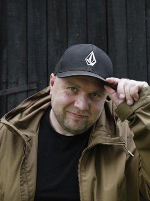 Markus Raivio on Kulttuurin ja hyvinvoinnin liiton Kukunorin toiminnanjohtaja, joka haluaa auttaa nuoria aikuisia saamaan elämästä ja unelmista kiinni. Markus ajattelee, että mielenterveysongelmista kärsivien toipumisessa ei ole kyse siitä, onko sairas vai terve, vaan enemmänkin siitä, mitä tekee sairaudesta huolimatta. Siitä, että näkee huomisessa toivoa pelkän toivottomuuden sijaan.