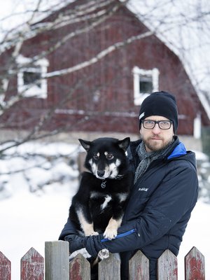 Kai Latvalehdon koti on nyt Haukiputaalla. Perheeseen kuuluu myös lapinporokoira Vimpa.
