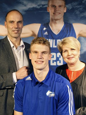 Lauri Markkasen isä Pekka ja äiti Riikka tietävät, mitä lapsiperheen urheiluharrastus vaatii.