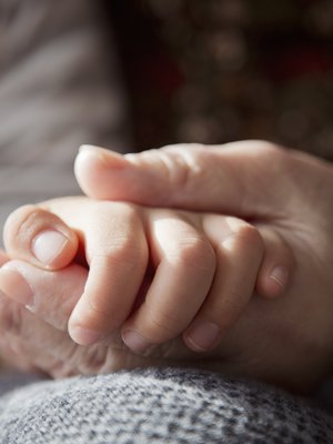 ”Tuntuu, että tässä iässä minullakin kuuluisi olla ympärilläni lapsia ja lapsenlapsia, heidän ilonsa ja surunsa, itkunsa ja naurunsa. Minä vain havahduin siihen liian myöhään”, Jaana-Mirjam kirjoittaa.