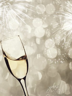 Hyvää uutta vuotta! Maljan nosto on perinteistä kesyimpiä.