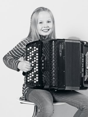 Kolmasluokkalainen Iines asuu Espoossa isänsä Antin, äitinsä Essin ja 6-vuotiaan siskonsa Tuulin kanssa. Iines harrastaa harmonikansoittoa. Hän valitsi soittimen, koska tykkää painella nappuloita.