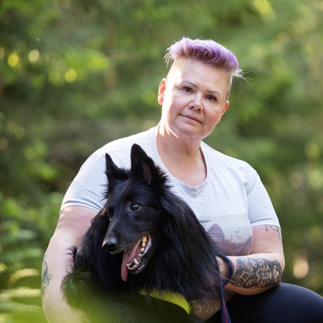 Rockartisti Herra Ylpön mukaan nimetty belgianpaimenkoira Ylppö on Marin uskollinen seuralainen. Lapsena perheen koirat olivat Marille kuin sisaruksia.