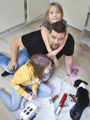 ”Tärkeintä lasten kanssa on olla läsnä, kun vaikkapa tehdään läksyjä tai keskustellaan”, Pepin, 7, ja Millin, 10, isä Mikko sanoo.