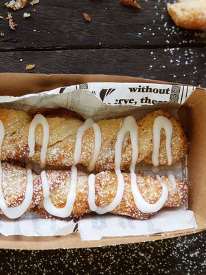 Tarjoa viinerikierteet pahviboksista tai paperilta hodarin tapaan. 