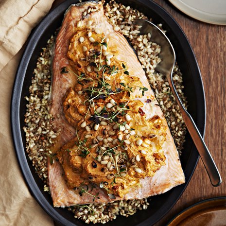 Riisi ja lohi kypsyvät näppärästi samassa vuoassa. 