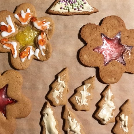 Pipariaika! Karkkeja sulattamalla saat vaihtelua perinteiseen pikeerikoristeluun, mutta paistoajan kanssa kannattaa olla tarkkana.