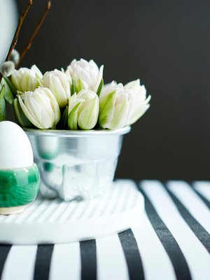 Hyytelövuoka 5,20 e, ja torttuvuoka 3,90 e, Stockmann, vihreä sakekuppi 3,70 e, Tokyokan. Marmorinen leikkuulauta 49 e, Formverk ja raidallinen divaani 535 e, Peroba.