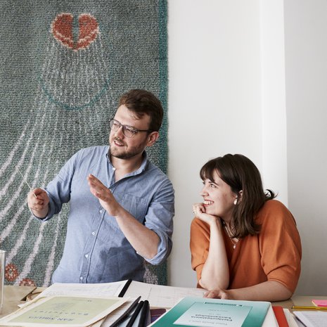 Kun Aleksia ja Aliisaa tituleerataan Kaija Saariahon lapsiksi, he eivät enää anna asian häiritä. ”Keskitymme tekemään oman työmme hyvin”, Aleksi sanoo.