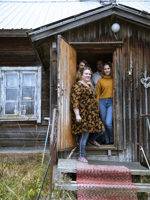 Tässä on Meron perheen koti, heille paras paikka maailmassa. Mari (edessä) kysyi ennen muuttoa monta kertaa lastensa Idan, Villen ja Kian mielipidettä. Sitten päätettiin kokeilla.