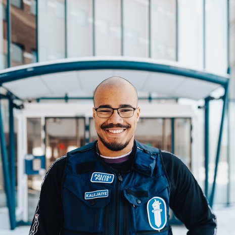 Danielia kosketti, kun nuori poika keräsi yleisötilaisuudessa rohkeutensa ja tuli kiittämään. ”Hän sanoi, että kukaan muu ei ollut koskaan kertonut heille rikoksista ja rikoslaista.”