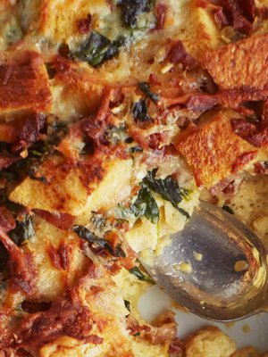 Kuivat leivät uppoavat herkulliseen leipäpaistokseen.