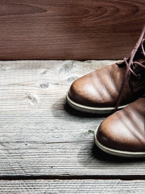 Nahkakenkä kaipaa säännöllistä huolenpitoa, erityisesti loskakeleillä. Jos nahkakengän suojaa ja rasvaa hyvin, se pitää vaikka vettä.