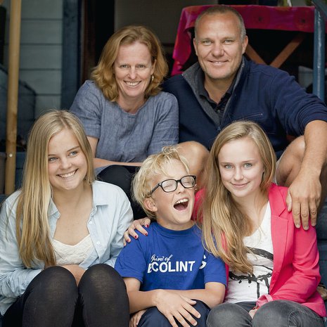 Monika Sandvik-Nylund, Bo Nylund ja lapset Emma, Lisa ja Elias vaihtavat kesäisin Geneven Uudenkaarlepyyn maisemiin.