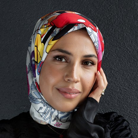 ”Löysin leikkisän kolmiohuivin kirpputorilta. Siinä on kukkia ja iso Mikki Hiiren kuva”, Fatima kertoo.