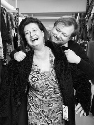 Heidi Herala ja Lauri Maijala työpaikalla eli Helsingin Kaupunginteatterin puvustossa. Lauri ohjaa äitiään Kirsikkatarha-näytelmässä, jonka ensi-ilta on 28.2.