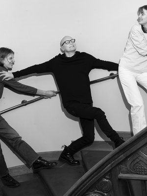 Alvar, Janne ja Selma tekevät nykyään myös yhdessä töitä. ”Näyttelemme Selman kanssa isän ohjaamassa Kioski-sarjassa. Oli mukavaa olla isän ohjattavana”, Alvar sanoo.  ”Olen kuullut jonkun näyttelijän suusta, että isä antaa paljon omaa tilaa. Olen samaa mieltä”, Selma jatkaa. Alvar on nähty myös mallina esimerkiksi Pradan näytöksessä Milanossa ja Selma  Ylen Aikuiset-sarjassa. 