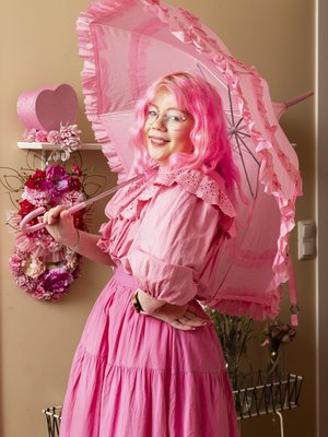 Johanna on kuullut kaupungilla kulkiessaan lapsen hihkaisevan ”Äiti kato, aito Barbie”. 