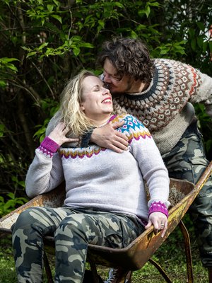 Elina Kärki, 44, ja Matti Kärki, 42, rakastuivat toisiinsa jo peruskoulussa, mutta alkoivat seurustella vasta kevättalvella 2021. Häitä vietettiin viimein heinäkuussa 2022.