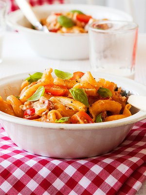 Pastan koristeeksi ja lisämauksi sopii tuore basilika.