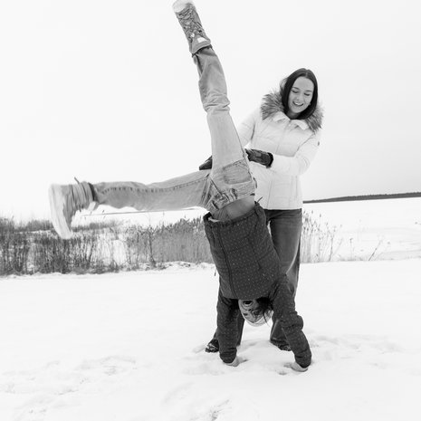 Ida Roposen mielestä hiihtäjääiti Riitta-Liisa voisi jo vähän hidastaa. ”En ymmärrä, mistä puusta äiti on veistetty. Hän treenaa edelleen kuin ammattilainen, vaikka on virallisesti lopettanut uransa", Ida sanoo.