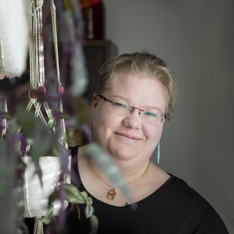 Anna-Reeta Pakarinen on 26-vuotias lähihoitaja ja asuu Pudasjärvellä sekarotuisen koiransa Dianan kanssa. Autismi- ja Aspergerliitto valitsi hänet vuoden 2018 vapaaehtoiseksi. Anna-Reetan korvissa roikkuvat Nuuskamuikkuset. ”Koen, että sisälläni asuu Nuuskamuikkunen, luontoihminen ja itsenäinen vaeltelija.”