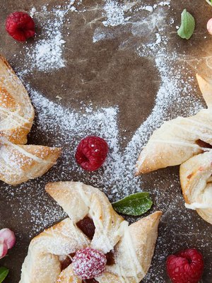 Tuorejuusto ja marjat tekevät joulutortuista kepeitä. Reseptin löydät jutun lopusta.