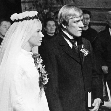 "Sinulle minun ei tarvitte sanoo mitään, kun me tiemme toisemme", kirjoitti Akseli Koskela vaimolleen Elinalle. Se oli rakkaudentunnustus. Kuvassa Elina (Titta Karakorpi) ja Akseli (Aarne Sulkanen) saavat toisensa Edvin Laineen elokuvassa Täällä Pohjantähden alla (1968).