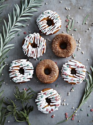 Jouludonitsit koristellaan sokerihunnulla ja pikeerikuorrutteella.